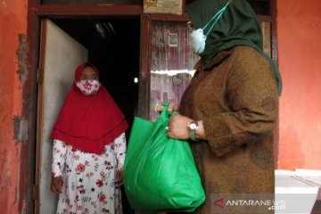 Bupati Bogor bagikan paket sembako di zona rawan pangan
