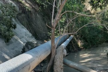 Dua pipa saluran utama air Bendungan Tilong terputus akibat longsor