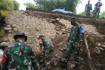 Satuan Tugas Zeni TNI AD bangun jembatan di Kabupaten Bima