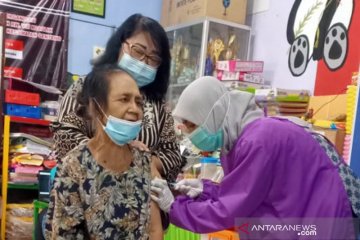 Dinkes Surabaya terapkan pola jemput bola untuk vaksinasi lansia