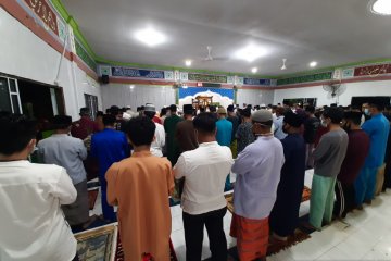 Warga Tanjungpinang antusias shalat tarawih perdana di masjid