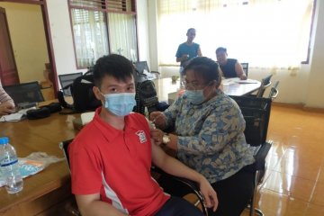 Atlet Pelatda Sumut mendapatkan vaksin COVID -19 hadapi PON di Papua