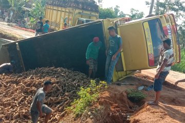 Jalan rusak, truk pengangkut singkong terbalik