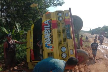 Jalan rusak, truk pengangkut singkong terbalik