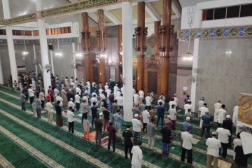 Tarawih pertama di Masjid Agung Al Furqon Bandarlampung patuhi prokes