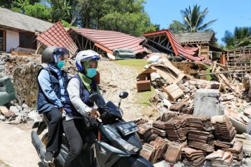 Gubernur Jatim naik motor tinjau lokasi terdampak gempa di Lumajang
