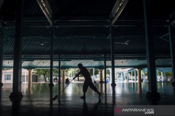 Bersih-bersih dan disinfeksi masjid jelang Ramadhan