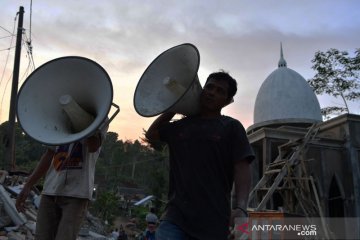 Persiapan tarawih pertama di lokasi bencana