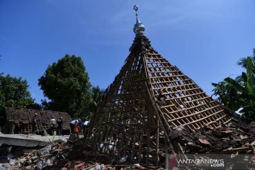 Warga antisipasi jatuhnya reruntuhan pascagempa Malang