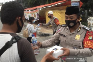 Polisi bagikan takjil gratis kepada pengendara di depan gedung Samsat