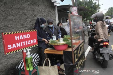 Berburu makanan untuk buka puasa di Kampung Ramadan Jogokariyan