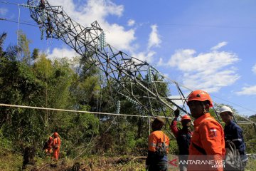 Perbaikan  jaringan listrik penghubung Pulau Timor yang roboh akibat Siklon Seroja