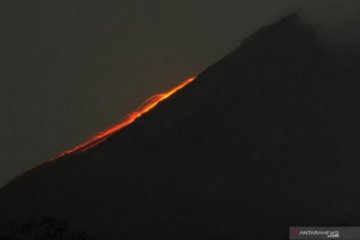 Gunung Merapi dua kali meluncurkan guguran lava ke arah tenggara