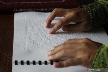 Mengaji Al Quran huruf braille di bulan Ramadhan