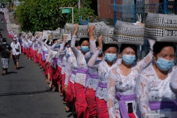 Tradisi Mapeed Hari Raya Galungan