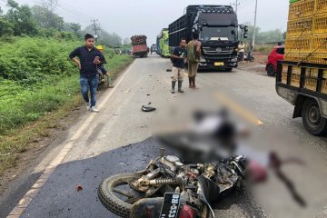 Suami istri tewas akibat motornya menabrak truk sawit di Jalinsum