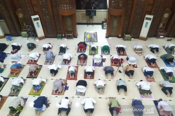 Masjid di Kota Bekasi gelar tarawih dengan prokes, diacungi jempol