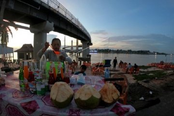 Ngabuburit di tepi Sungai Batanghari