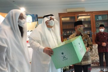 Saudi berikan 3000 paket sembako, 15 ton kurma untuk muslim Indonesia