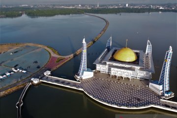 Masjid Alam di Teluk Kendari