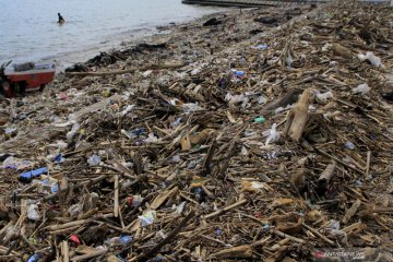 Sampah di pantai Kupang akibat siklon tropis Seroja