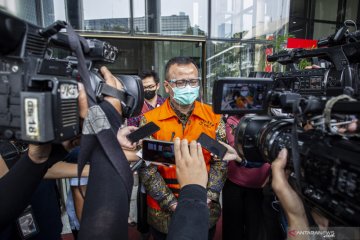 Dua eks staf Menteri Kelautan didakwa bantu Edhy Prabowo terima suap