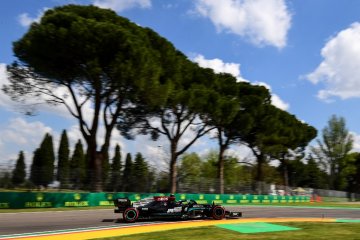 Mercedes dan Red Bull bersaing ketat dalam latihan 1 GP Emilia Romagna