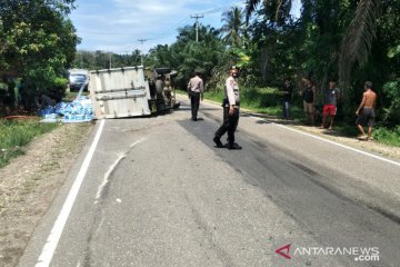 Truk pengangkut air mineral terbalik, Jalinsum sempat tertutup dan macet.