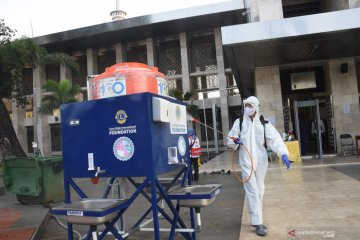 Penyemprotan disinfektan di Masjid Istiqlal