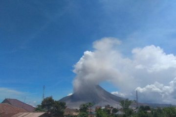 Gunung Sinabung dua kali erupsi luncurkan abu vulkanik 2.000 meter