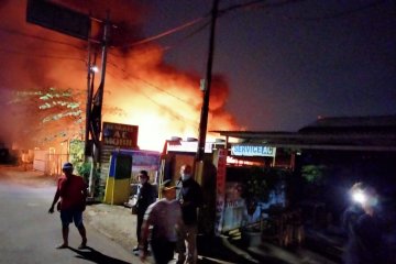 Gudang mebel di Pulo Gebang Jaktim terbakar