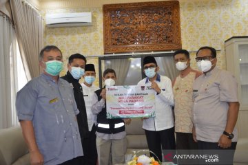 Pemkot dan warga Padang serahkan bantuan untuk bangun masjid di Sulbar