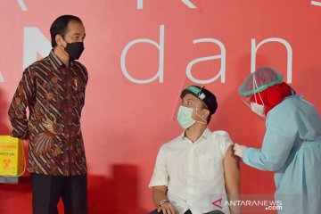 Kemarin, Nicholas Saputra divaksin sampai film pendek Yura Yunita