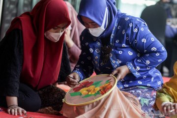 Pemberdayaan kaum perempuan melalui pelatihan melukis