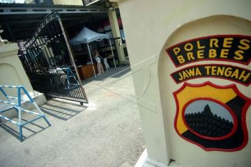 Pintu penjagaan Polres Brebes ditabrak