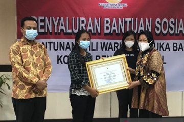 Kemensos berikan penghargaan kepada dua guru korban penembakan KKB