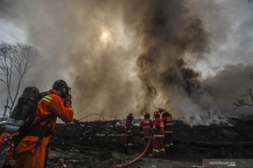 Kebakaran lapak ban bekas di Bogor