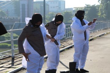 Polwan Polres Kediri pakai APD bagikan masker peringati Hari Kartini
