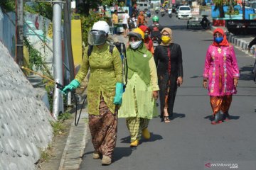 Srikandi relawan bencana berkebaya