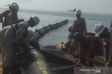 Warga dan PHE ONWJ bersihkan sisa kebocoran minyak di pantai Karawang