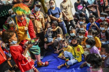 Badut hibur anak korban kebakaran di Taman Sari