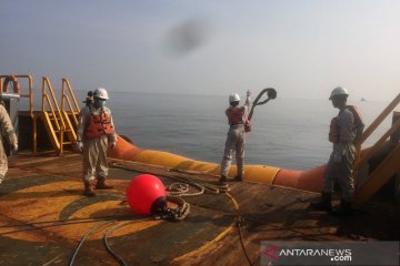Pertamina bersihkan tebaran minyak di perairan Karawang