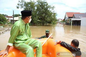 Gubernur Riau evakuasi warga dan kucing di daerah banjir Pekanbaru