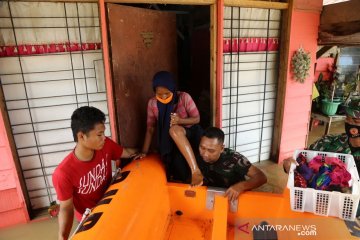 Personel Brimob bantu evakuasi warga korban banjir Pekanbaru