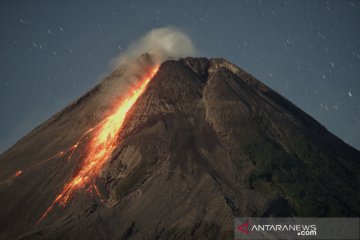 Merapi empat kali luncurkan awan panas ke tenggara dan barat daya