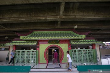 Masjid arsitektur Tiongkok di kolong tol
