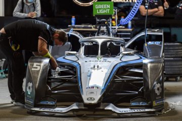 Kehabisan daya baterai, separuh kontestan E-Prix Valencia gagal finis