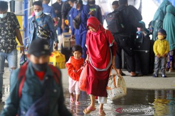 Terminal Pelabuhan Dumai Digenangi Air
