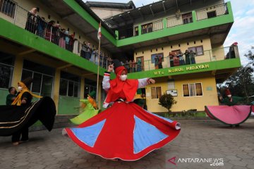 Ngabuburit sambil berlatih tarian Sufi di pesantren