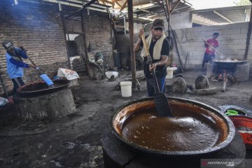 Produksi dodol betawi di bulan Ramadhan